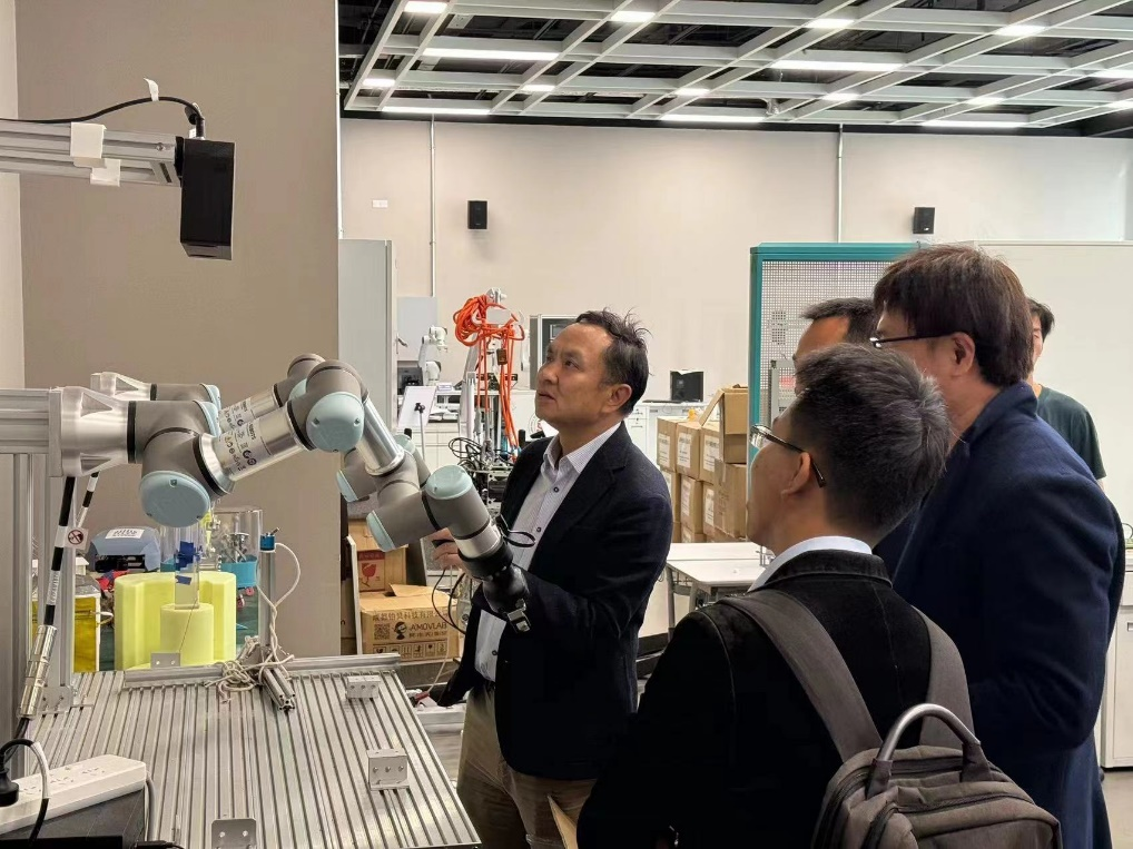 Professor Yunhui Liu and colleagues visiting the laboratory