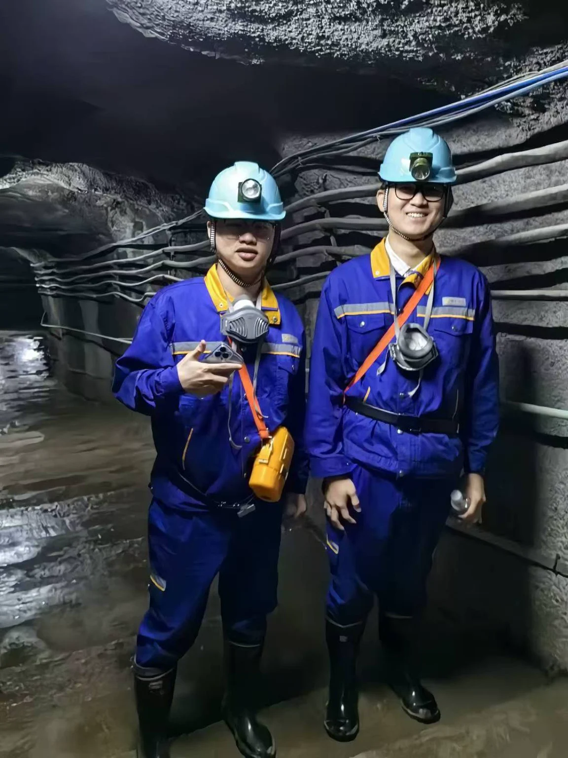 Rock walls, pipelines and wet ground in an underground mine